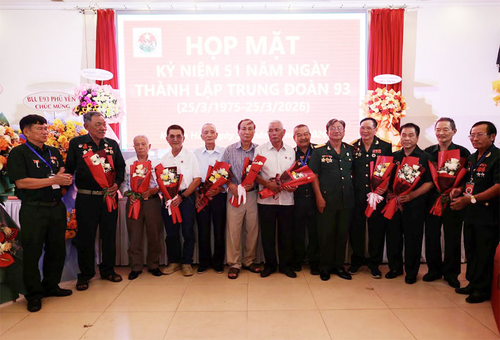 Trao tặng hoa và huy hiệu kỷ niệm của Trung đoàn 93 cho các đồng chí cựu quân nhân, cựu chiến binh. 