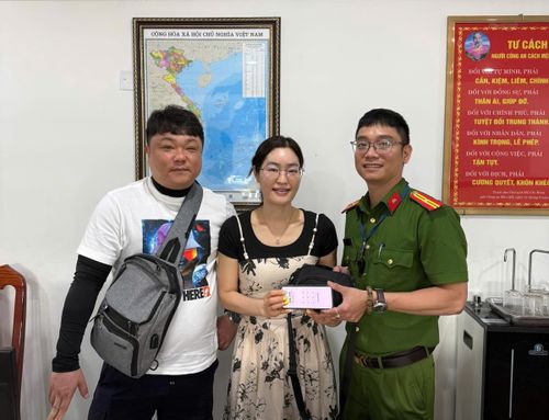 Cán bộ Đồn Công an Cảng HKQT Đà Nẵng trao trả tài sản cho bà Kim.