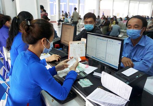 Hành khách mua vé tàu. Ảnh minh họa