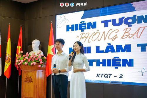  Gác lại ánh hào quang sân khấu, Lan Anh miệt mài bên bàn học và xuất sắc giành Học bổng Khuyến khích học tập của Trường Đại học Kinh tế. 