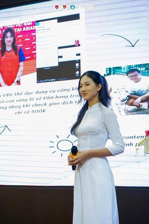  Khước từ danh xưng “bình hoa di động”, cô gái trẻ biến sức hút của danh hiệu Hoa khôi thành bệ phóng để khẳng định năng lực thực tiễn. 