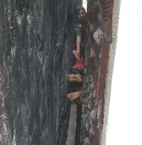 Cán bộ, chiến sĩ Đội chữa cháy và CNCH khu vực 32 nhanh chóng có mặt tại hiện trường vừa động viên tinh thần vừa tìm cách tiếp cận nạn nhân