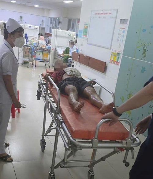 Nạn nhân được đưa đến cơ sở y tế gần nhất để sơ cứu