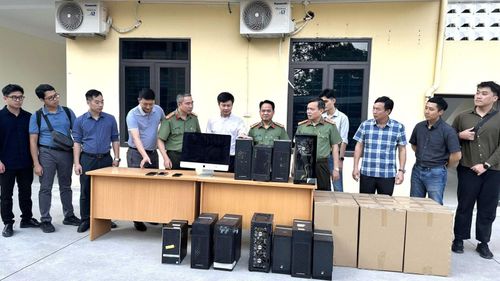  Lực lượng chức năng thu giữ tang vật liên quan. Ảnh: CÔNG AN THANH HÓA 