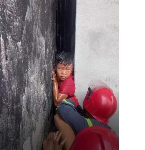 Sau hơn 10 phút có mặt, cảnh sát giải cứu nạn nhân ra ngoài an toàn