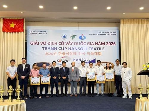Ban tổ chức tặng cờ lưu niệm cho các đoàn tham dự giải. Ảnh: Lê Hoàng.