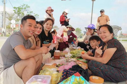 Cá nướng khách ăn trực tiếp tại chỗ có giá 50.000-60.000 đồng/kg tùy kích cỡ cá. Người dân sẽ có các món ăn kèm như bún, lá sung, giá, dưa chuột...