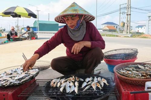 Người dân xã Hải Châu, Nghệ An nướng cá trích. (Ảnh: Phạm Tâm)