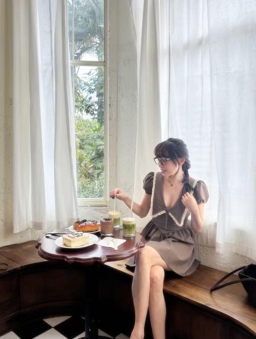Thiết kế với phần tay phồng và dáng xòe, bộ trang phục nhẹ mang lại cảm giác trẻ trung, tươi mới, khác biệt rõ rệt so với phong cách gợi cảm, táo bạo vốn gắn liền với tên tuổi của nữ ca sĩ.