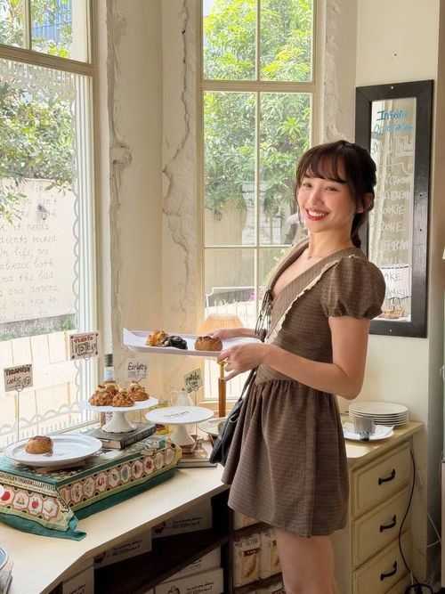 Ngay lập tức, những khoảnh khắc này đã thu hút sự chú ý lớn từ cộng đồng mạng, nhiều người thậm chí còn nhận xét rằng cô trông như một thiếu nữ mới lớn dù đã bước sang ngưỡng U40.
