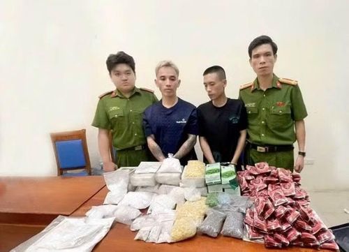 Đối tượng Vương Tùng (trái) và Ngô Đức Thiện cùng tang vật vụ án.