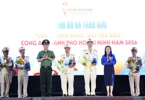Lãnh đạo Trung ương Đoàn, CATP trao thưởng cho các cá nhân có công trình, sáng kiến tiêu biểu phục vụ công tác.