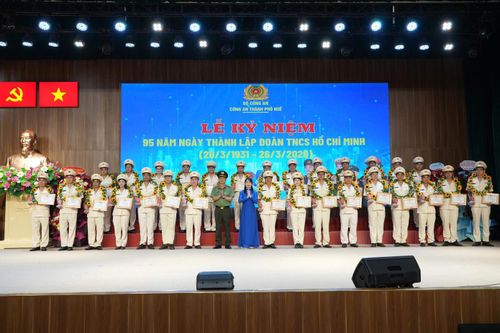 30 tập thể, cá nhân có thành tích xuất sắc trong công tác Đoàn và phong trào thanh niên của Công an TP. Huế được tuyên dương, tặng giấy khen.