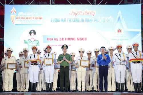 Thiếu tướng Tạ Văn Đẹp - Phó Giám đốc CATP cùng anh Lê Tuấn Anh - Phó Bí thư Thành Đoàn, Phó Chủ tịch Thường trực Hội Liên hiệp Thanh niên Việt Nam TPHCM, tuyên dương các gương tiêu biểu.