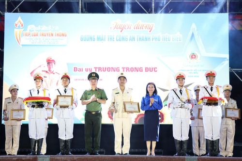Trung tướng Mai Hoàng cùng Bí thư Trung ương Đoàn Nguyễn Phạm Duy Trang trao giấy khen tuyên dương các Gương mặt trẻ CATP tiêu biểu.