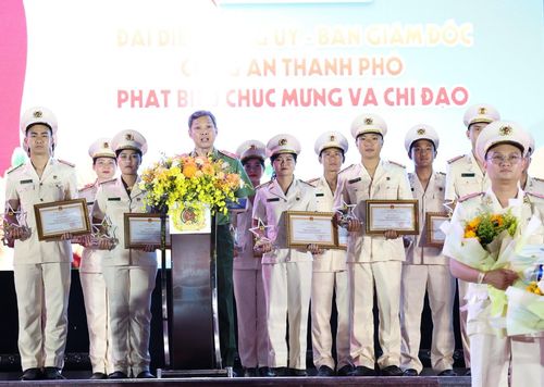 Thiếu tướng Tạ Văn Đẹp phát biểu tuyên dương các gương tiêu biểu.