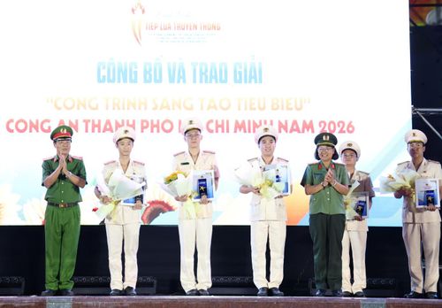 Lãnh đạo CATP trao thưởng cho đại diện các đơn vị có công trình sáng tạo tiêu biểu.