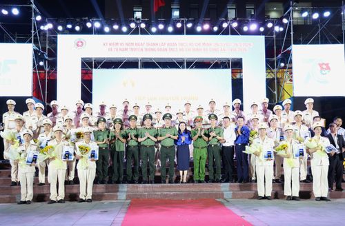 Lãnh đạo Trung ương Đoàn, CATP chúc mừng các gương tiêu biểu.