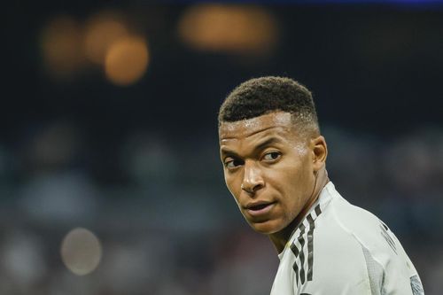 Mbappe tức giận và lo lắng. Ảnh: EFE