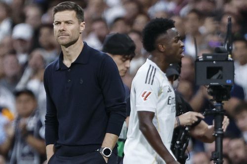 Vinicius gặp nhiều vấn đề với Alonso. Ảnh: EFE