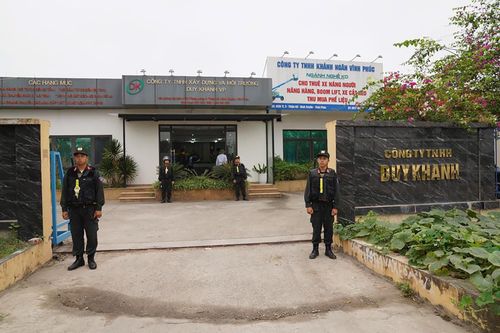 Lực lượng chức năng khám xét Công ty TNHH xây dựng và môi trường Duy Khanh VP