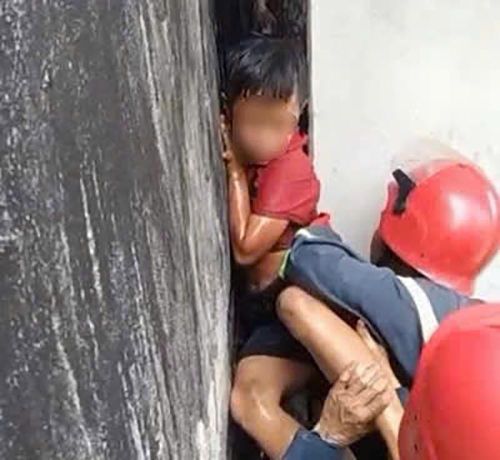 Lực lượng chức năng giải cứu thành công cháu bé. Ảnh. CACC