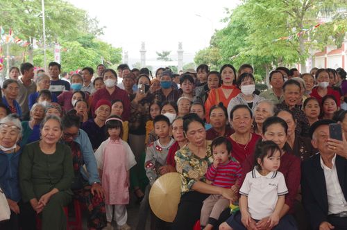 Nhân dân xã Hoằng Tiến tham dự lễ hội kỳ phúc đền thờ Tô Hiến Thành