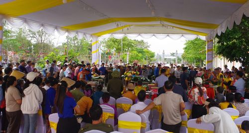 Thi gói bánh chưng giữa các thôn thuộc xã Hoằng Tiến thu hút sự tham gia của đông đảo nhân dân