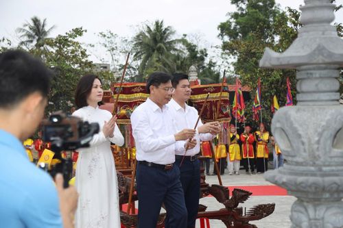 Lãnh đạo xã Hoằng Tiến dâng hương tưởng nhớ danh nhân Tô Hiến Thành, người có công lớn chống giặc ngoại xâm, được nhân dân trong vùng phụng thờ