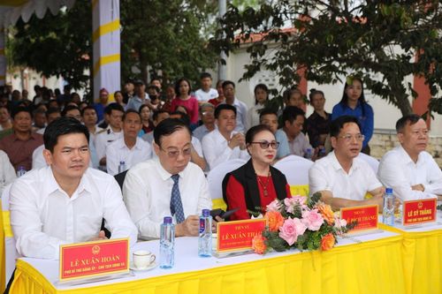 Đại biểu, con em xa quê và du khách thập phương dự lễ hội kỳ phúc đền thờ Tô Hiến Thành