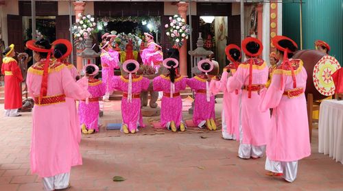 Tế nữ quan tại cung Mẫu theo đúng nghi lễ cổ truyền, tôn vinh nét đẹp văn hóa tâm linh và niềm ngưỡng vọng đối với các bậc tiền nhân.