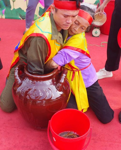 Tổ chức thi bắt chạch trong chum tại lễ hội kỳ phúc