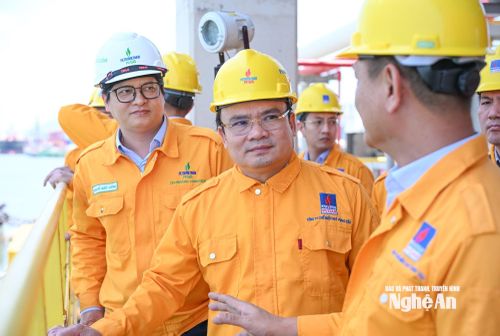 Phó Chủ tịch UBND tỉnh Phùng Thành Vinh nghe giới thiệu về hệ thống cầu cảng chuyên dụng, nơi tiếp nhận các tàu chở LNG trọng tải lên đến 100.000 DWT. Ảnh: Thành Cường