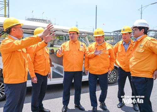 Phó Chủ tịch UBND tỉnh Phùng Thành Vinh trao đổi cùng lãnh đạo đơn vị quản lý vận hành Kho cảng LNG Thị Vải. Ảnh: Thành Cường