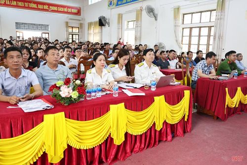 Thuế cơ sở 4 tỉnh Hà Tĩnh tập huấn, đối thoại với hơn 1.000 hộ kinh doanh ở xã Đức Thịnh về chính sách thuế mới.