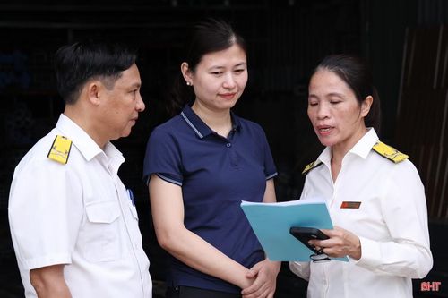 Được cán bộ thuế hướng dẫn, chị Phạm Thị Hồng ở xã Đức Thịnh đã thành thạo kê khai thuế.