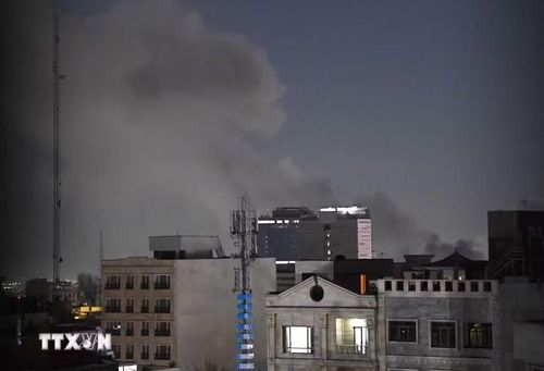 Khói bốc lên sau vụ tấn công tại Tehran, Iran, ngày 1/3/2026. (Ảnh: THX/TTXVN)