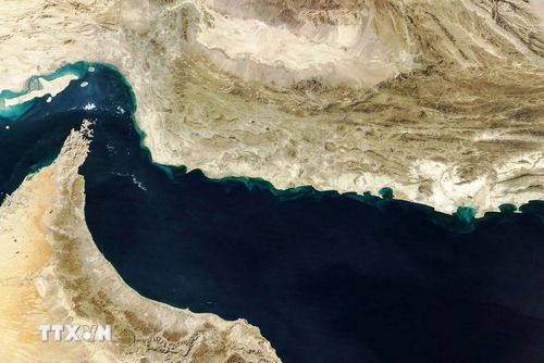 Hình ảnh từ vệ tinh Terra của NASA về eo biển Hormuz (trái). (Ảnh: The Gulf News/TTXVN)