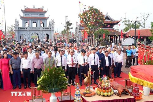 Các đại biểu và người dân tham gia Lễ tế chư vị Tiên hiền, Danh nhân văn hóa tại Văn Miếu Hà Tĩnh. (Ảnh: Hữu Quyết/TTXVN)