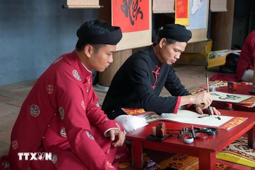 Hoạt động viết thư pháp được tổ chức tại Lễ hội Văn Miếu. (Ảnh: Hữu Quyết/TTXVN)