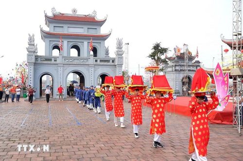 Nghi thức rước chư vị Tiên hiền, Danh nhân văn hóa được tổ chức trang nghiêm tại Văn Miếu Hà Tĩnh. (Ảnh: Hữu Quyết/TTXVN)