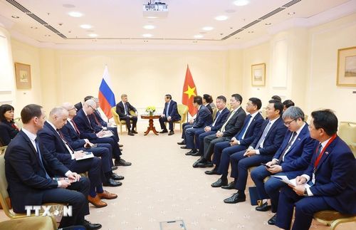 Thủ tướng Phạm Minh Chính tiếp ông Oleg Valentinovich, Giám đốc điều hành kiêm Chủ tịch Hội đồng quản trị Công ty Cổ phần Đường sắt Liên bang Nga. (Ảnh: Dương Giang/TTXVN)