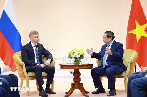 Thủ tướng Phạm Minh Chính tiếp ông Oleg Valentinovich, Giám đốc điều hành kiêm Chủ tịch Hội đồng quản trị Công ty Cổ phần Đường sắt Liên bang Nga. (Ảnh: Dương Giang/TTXVN)