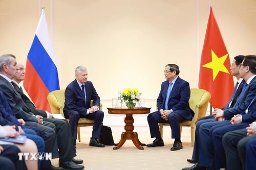 Thủ tướng Phạm Minh Chính tiếp đại diện Hội Hữu nghị Nga-Việt và Hội Cựu chiến binh Nga. (Ảnh: Dương Giang/TTXVN)