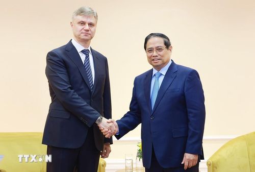 Thủ tướng Phạm Minh Chính tiếp ông Oleg Valentinovich, Giám đốc điều hành kiêm Chủ tịch Hội đồng quản trị Công ty Cổ phần Đường sắt Liên bang Nga. (Ảnh: Dương Giang/TTXVN)
