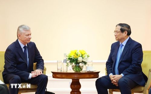 Thủ tướng Phạm Minh Chính tiếp đại diện Hội Hữu nghị Nga-Việt và Hội Cựu chiến binh Nga. (Ảnh: Dương Giang/TTXVN)