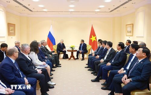 Thủ tướng Phạm Minh Chính tiếp đại diện Hội Hữu nghị Nga-Việt và Hội Cựu chiến binh Nga. (Ảnh: Dương Giang/TTXVN)