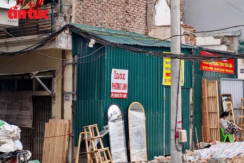 Nhiều thửa đất nhỏ hẹp được quây tôn tạm.