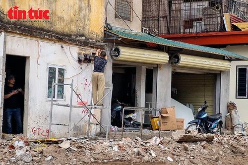Người dân tiến hành sửa chữa, cải tạo nhà ở ngay sát khu vực đang thi công dự án.