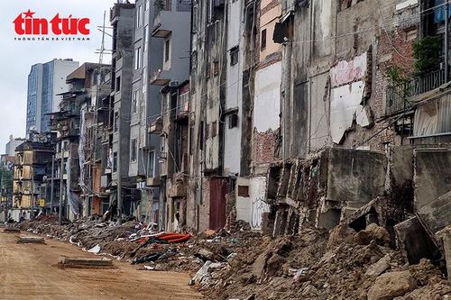 Các dãy nhà hai bên tuyến để lộ phần kết cấu sau giải tỏa, nham nhở và mất mỹ quan đô thị.